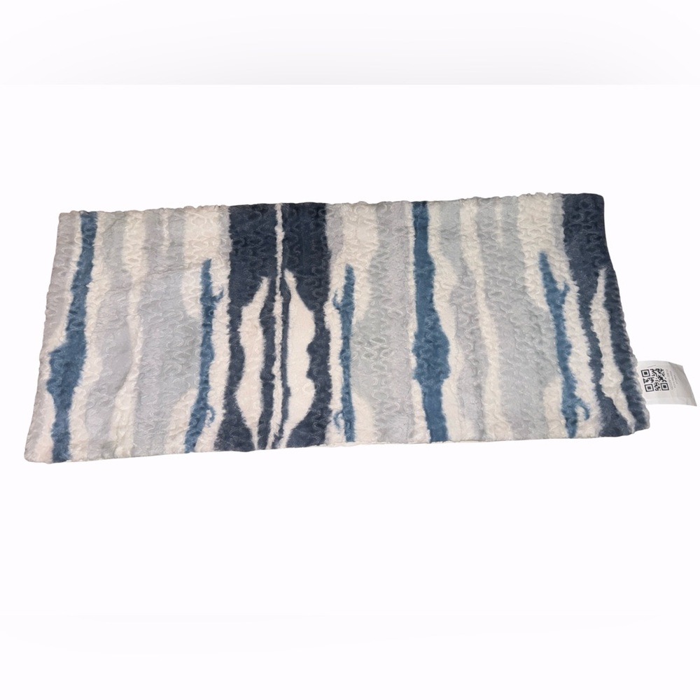 Koolaburra Blue and White Faux Fur Fleece
Lumbar Pillow Cover
15”x55”
NEW